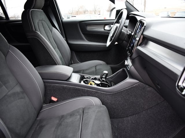 2025 Volvo XC40 B5 Plus Dark Theme