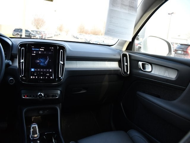 2025 Volvo XC40 B5 Plus Bright Theme