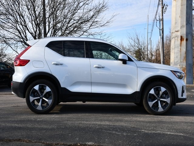 2025 Volvo XC40 B5 Plus Bright Theme