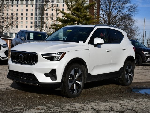 2025 Volvo XC40 B5 Plus Bright Theme