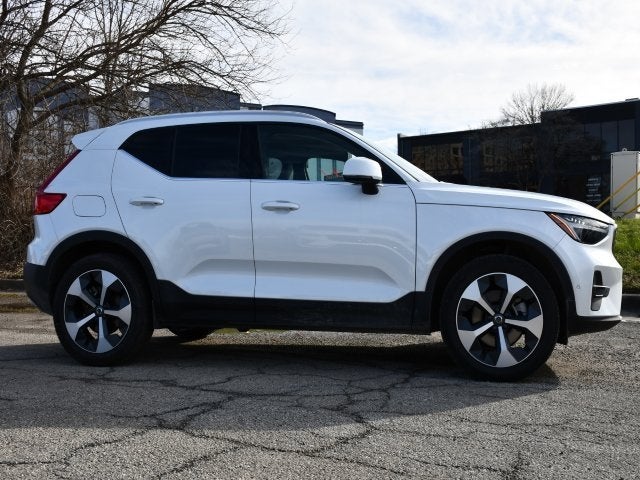 2025 Volvo XC40 B5 Plus Bright Theme