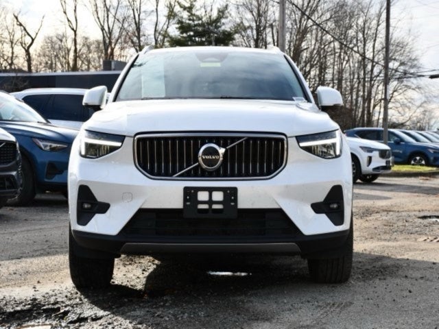 2025 Volvo XC40 B5 Plus Bright Theme