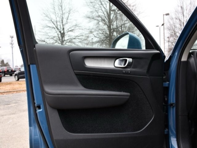 2025 Volvo XC40 B5 Core