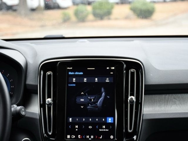 2025 Volvo XC40 B5 Core