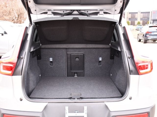 2025 Volvo XC40 B5 Core