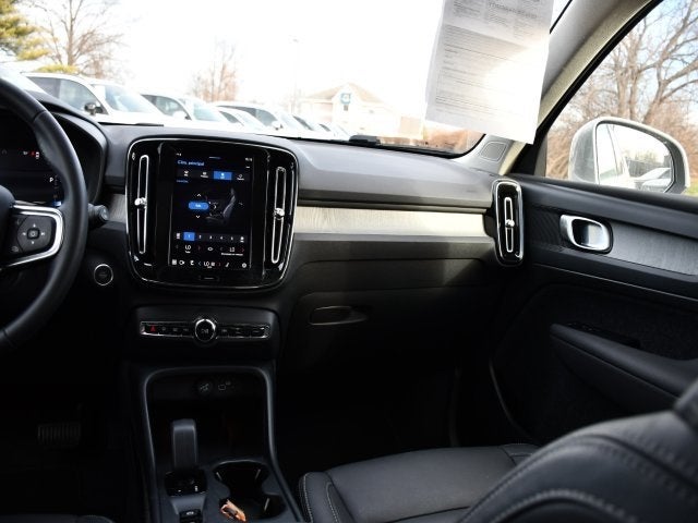 2025 Volvo XC40 B5 Core