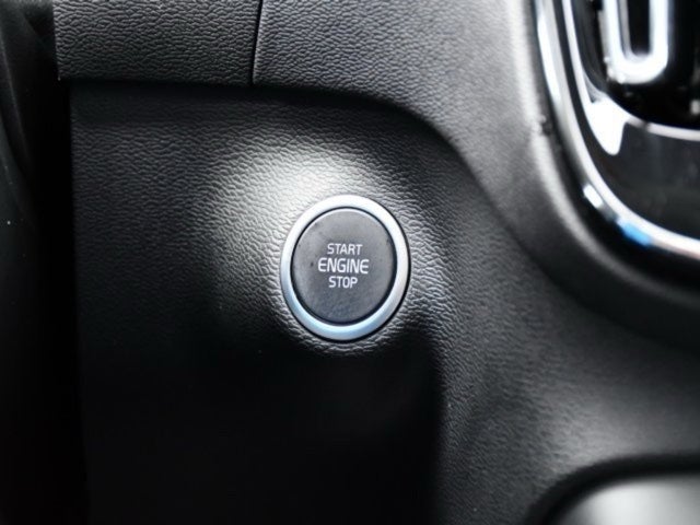 2025 Volvo XC40 B5 Core