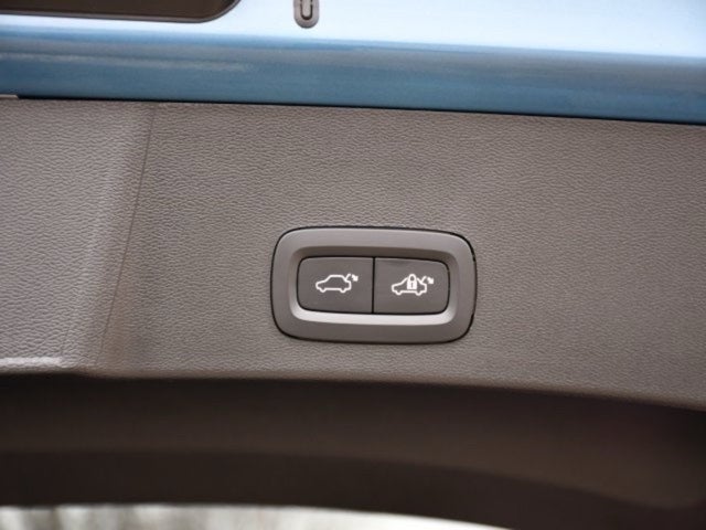 2025 Volvo XC40 B5 Core