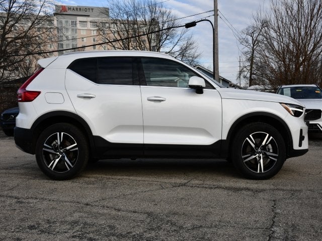 2025 Volvo XC40 B5 Core