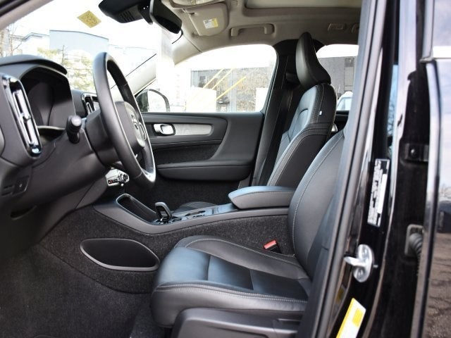 2025 Volvo XC40 B5 Core