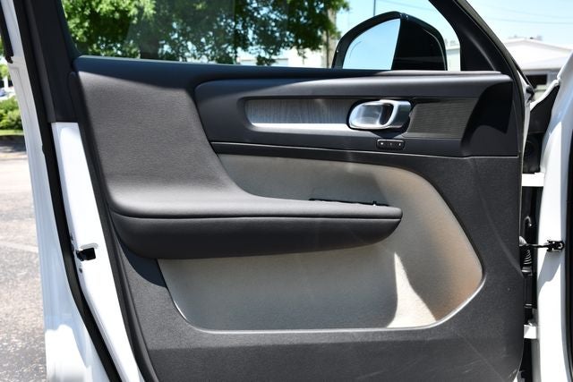 2023 Volvo XC40 B5 Plus Dark Theme