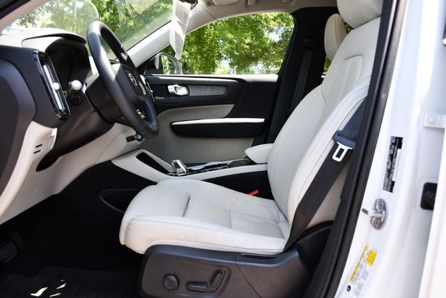 2023 Volvo XC40 B5 Plus Dark Theme