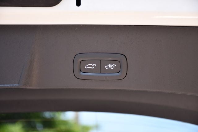 2023 Volvo XC40 B5 Plus Dark Theme