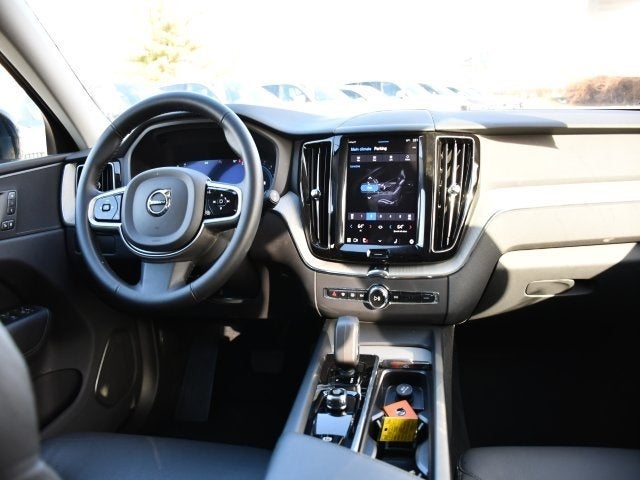 2025 Volvo XC60 B5 Plus